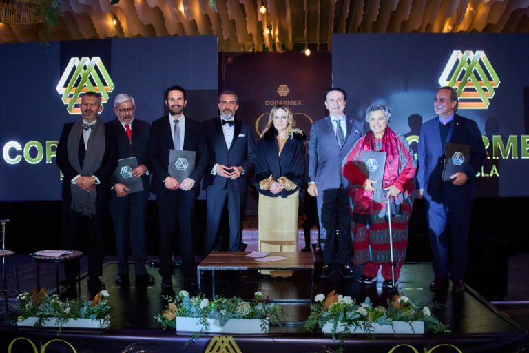 Entrega de reconocimientos a los ponentes