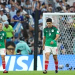 Aficionados mexicanos observan un partido de futbol mientras analizan el impacto económico del torneo internacional de selecciones en México.