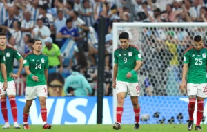 Aficionados mexicanos observan un partido de futbol mientras analizan el impacto económico del torneo internacional de selecciones en México.