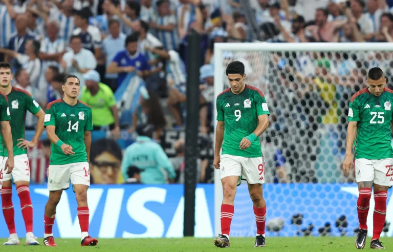 Aficionados mexicanos observan un partido de futbol mientras analizan el impacto económico del torneo internacional de selecciones en México.