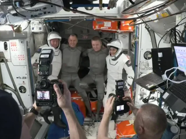 Astronautas varados en la Estación Espacial llegan a la Tierra
