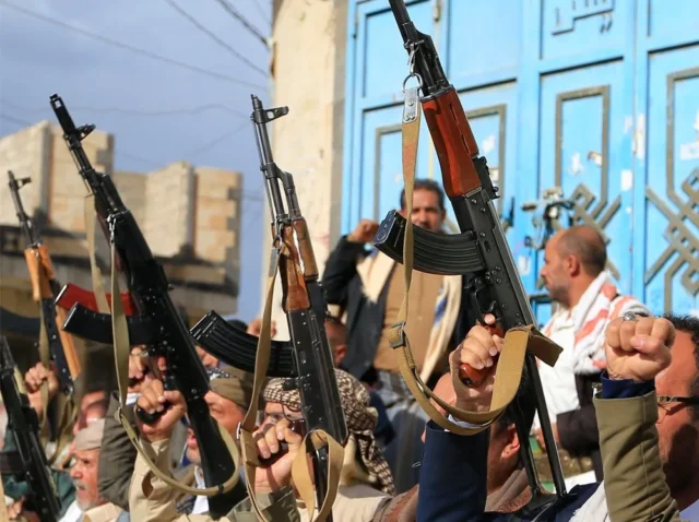 Rebeldes hutíes de Yemen anuncian que volverán a atacar a barcos vinculados a Israel