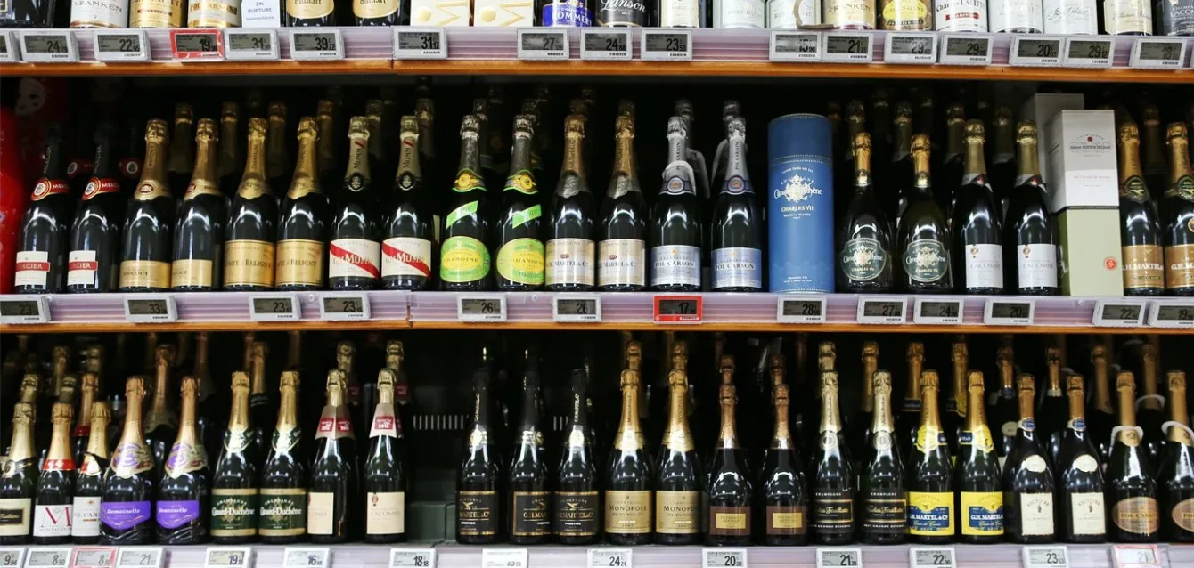 Trump amenaza con aplicar aranceles de 200% al champán y vinos de la UE