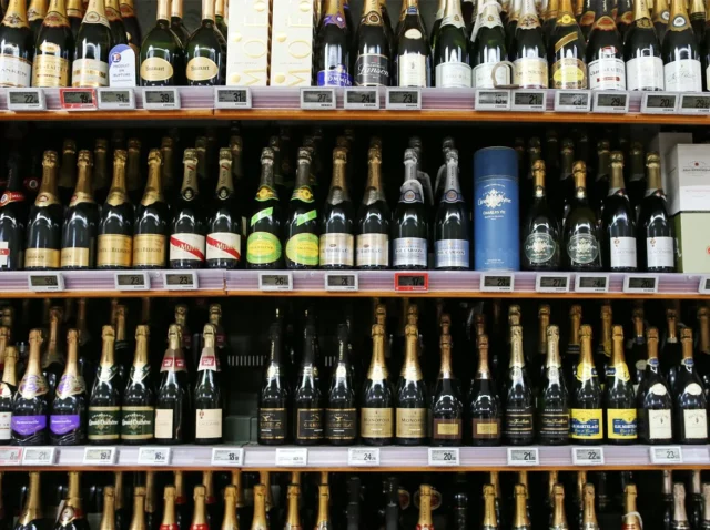Trump amenaza con aplicar aranceles de 200% al champán y vinos de la UE