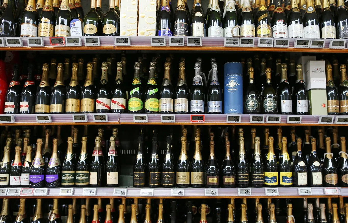 Trump amenaza con aplicar aranceles de 200% al champán y vinos de la UE