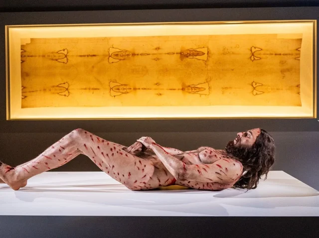 El misterio hecho realidad: la impactante exposición “The Mystery Man”