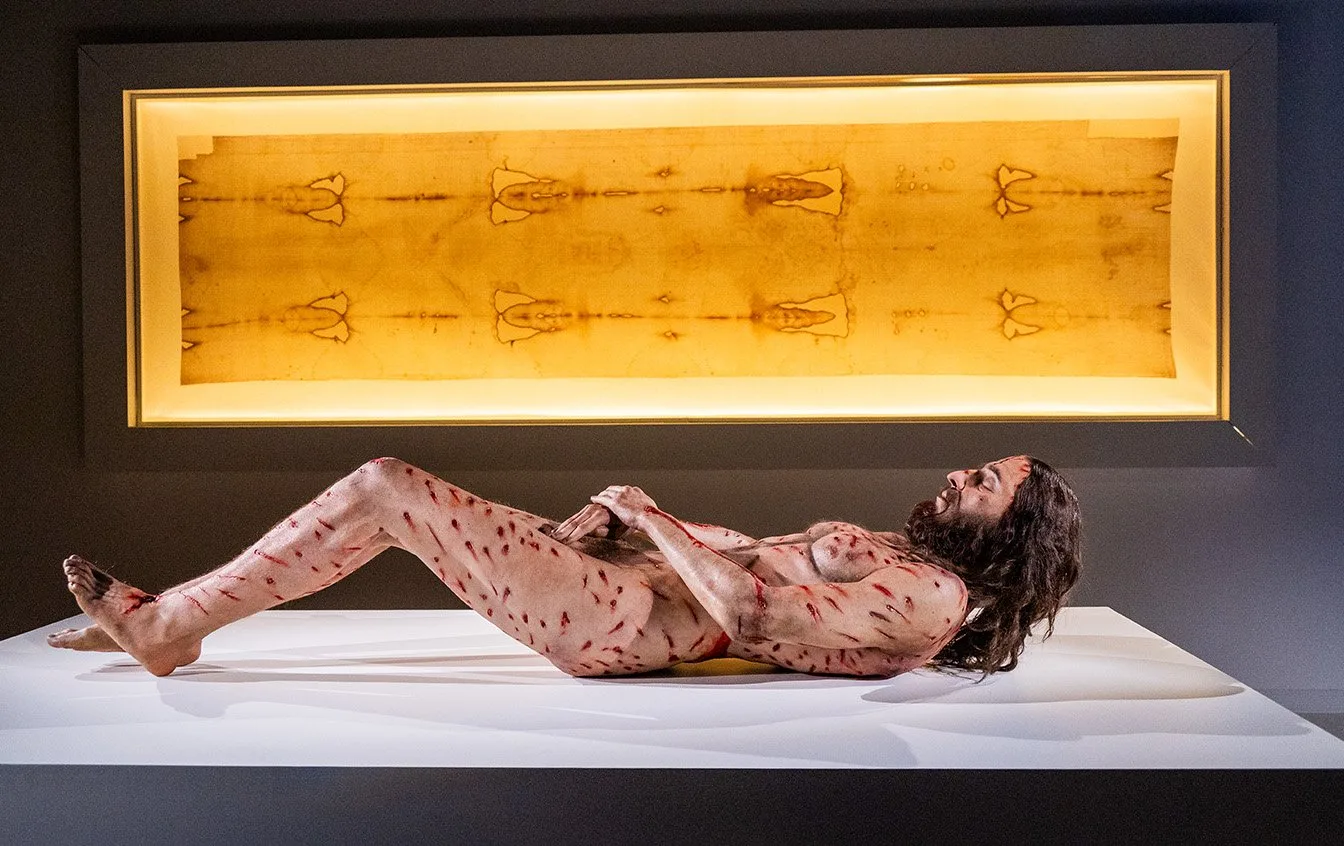 El misterio hecho realidad: la impactante exposición “The Mystery Man”