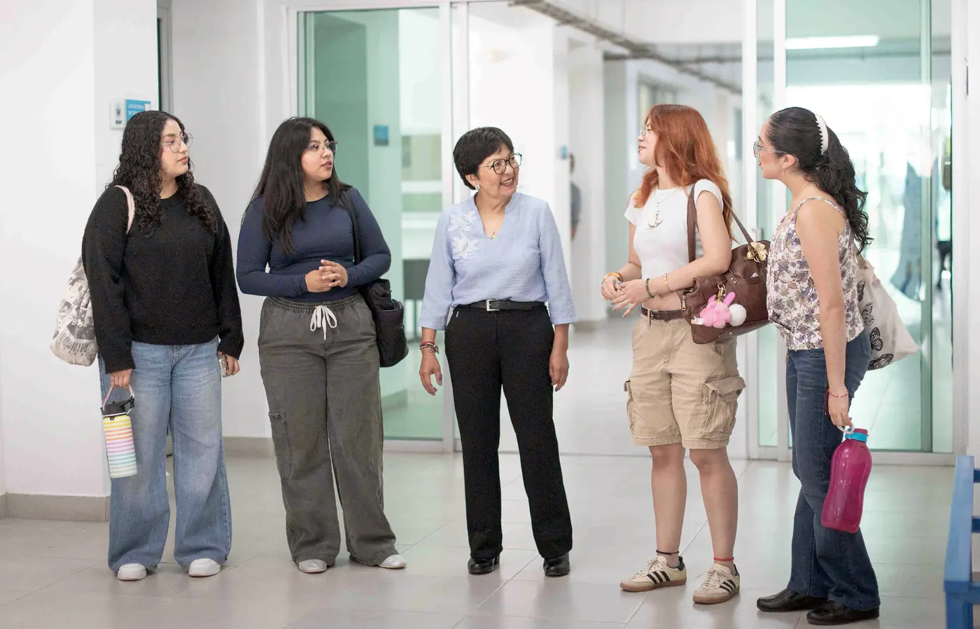 Lilia Cedillo con estudiantes de la BUAP