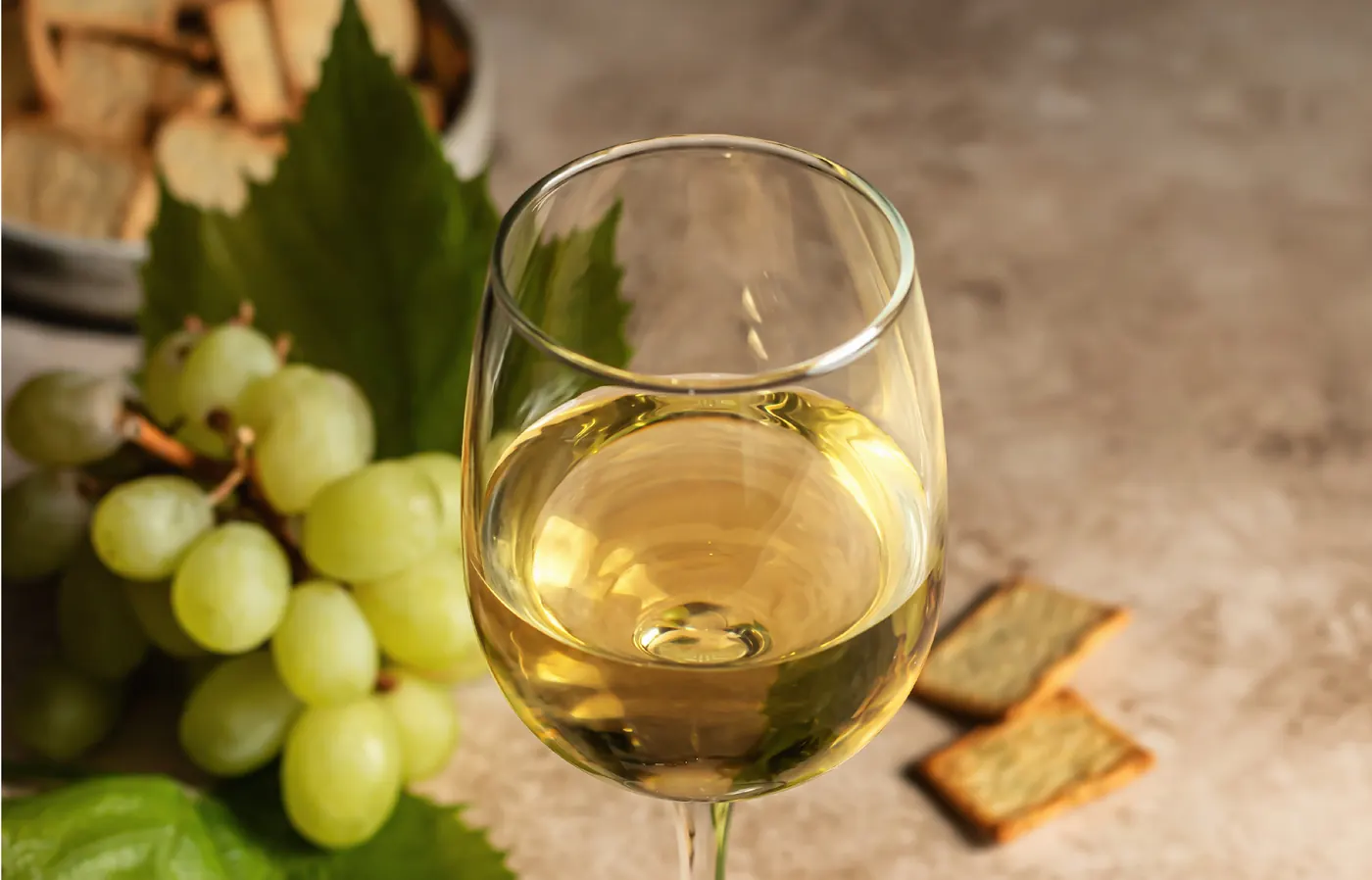 Copa de vino blanco Pecorino con uvas