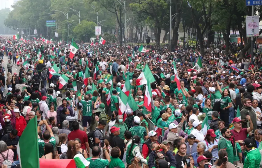Aficionados mexicanos observan un partido de futbol mientras analizan el impacto económico del torneo internacional de selecciones en México.